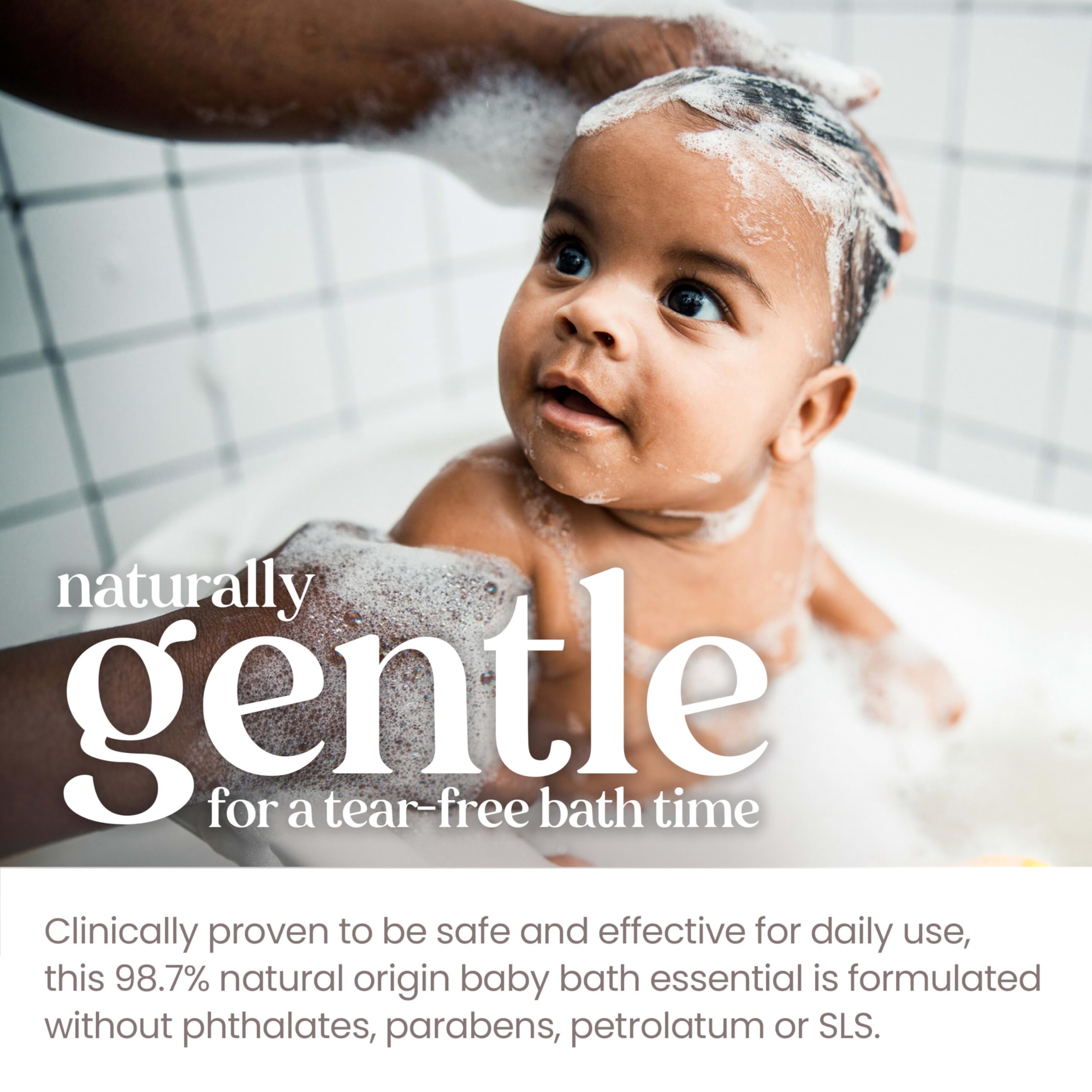 Burt's Bees producto en uso durante baño de bebé para rutina sin lágrimas