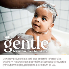 Burt's Bees producto en uso durante baño de bebé para rutina sin lágrimas