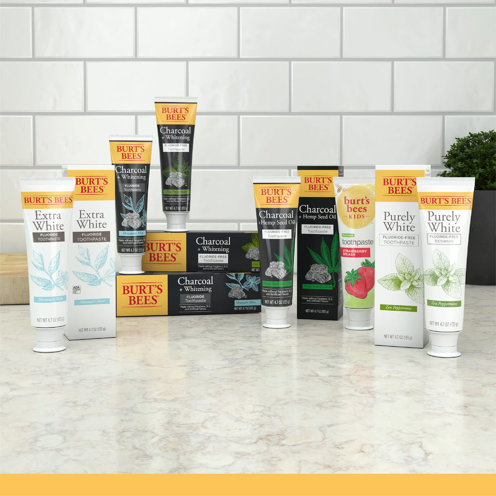 Burt's Bees tubo en baño minimalista sugiriendo frescura natural diaria
