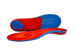 Cadence plantilla colocada dentro de una zapatilla demostrando mejor ajuste y confort