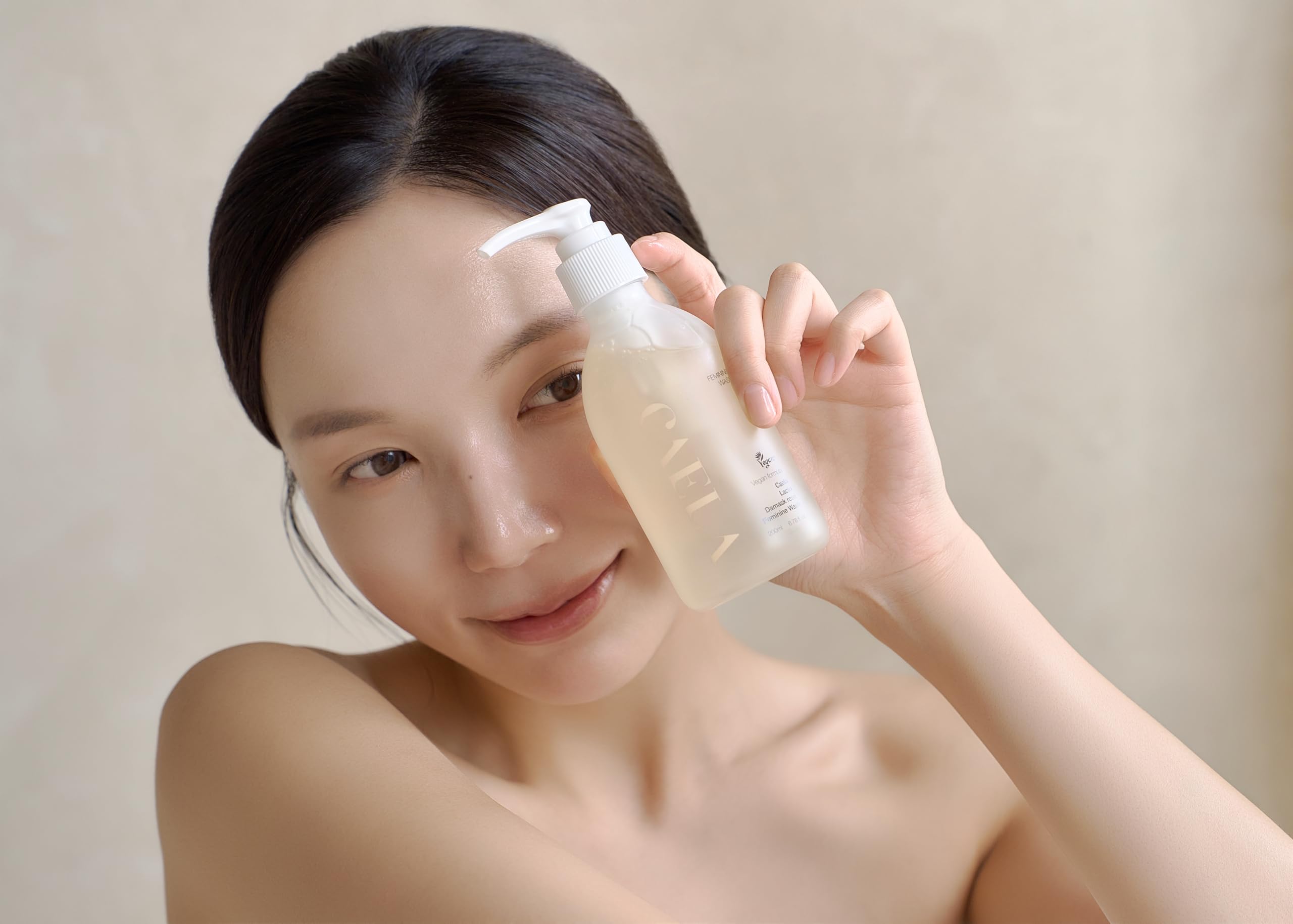CAELA dispensador mostrando una gota, facilidad de aplicación