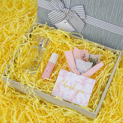 Caleihd relleno en cesta de regalo mostrando soporte y estilo