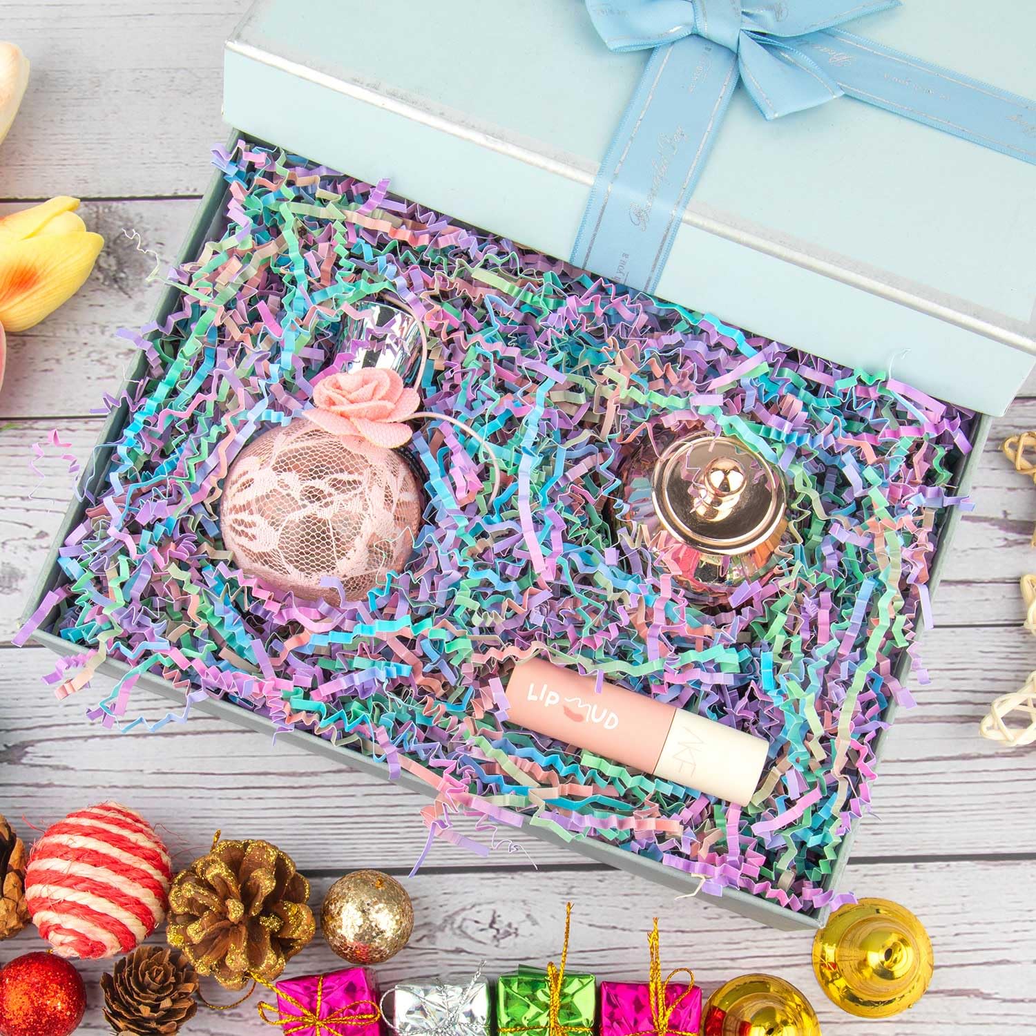 Caleihd papel rizado dentro de una caja decorativa protegiendo regalos