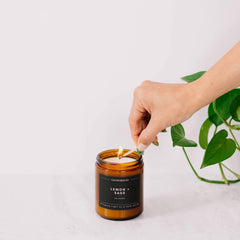 Calyan Wax Co. comparación de tamaño con manzana y jarabe de arce para escala visual