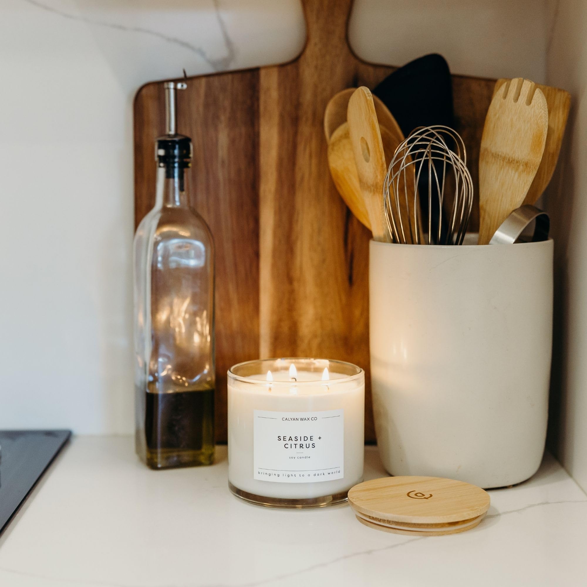 Calyan Wax Co. vela en sala encendida, ambiente fresco y sofisticado