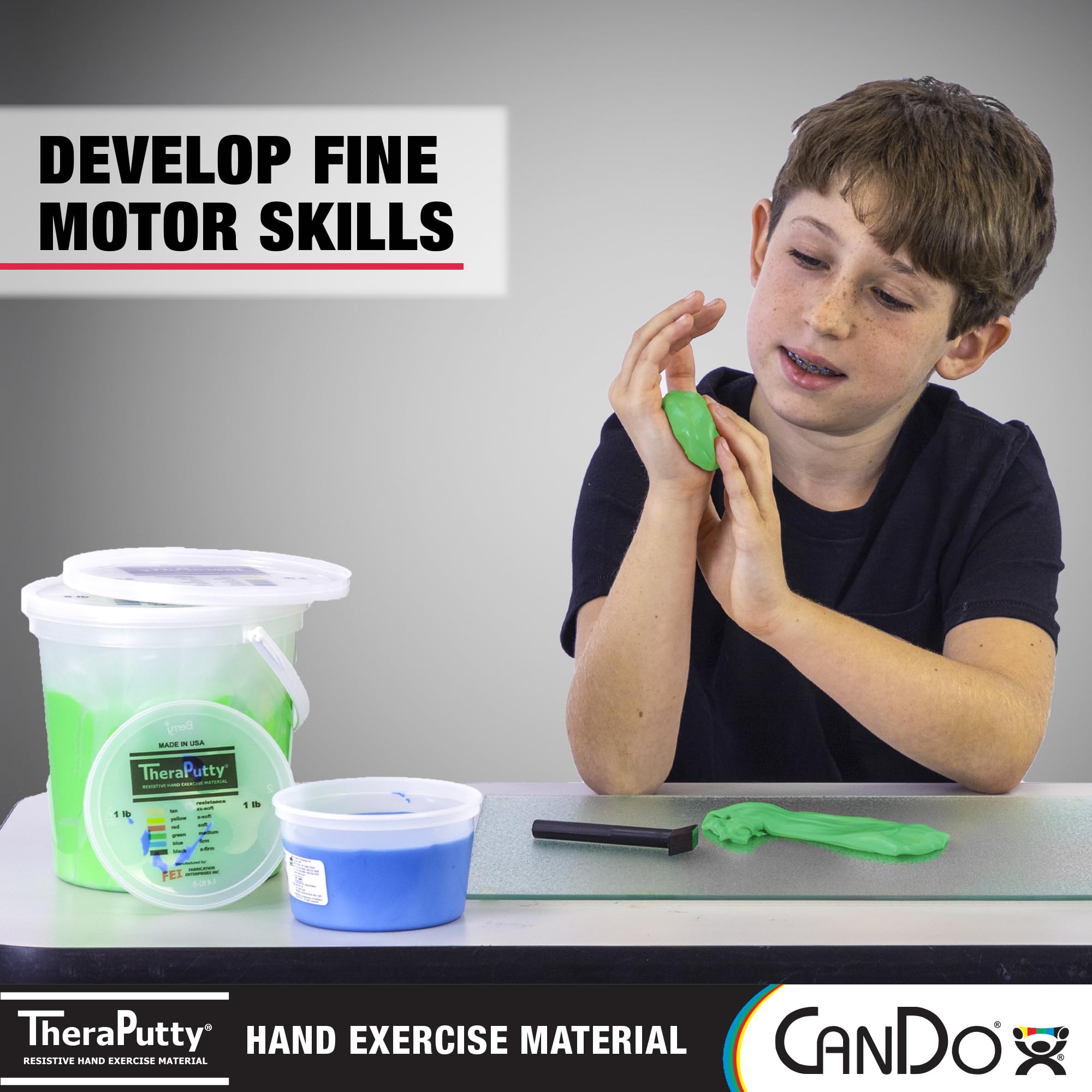 CanDo TheraPutty Plus comparación del envase junto a manos para referencia de escala
