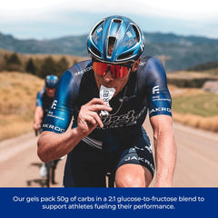 Carbs Fuel estilo de vida con ciclista usando el gel para mantener energía en ruta