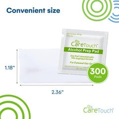 Care Touch toallita en mano limpiando piel con uso rápido y seguro