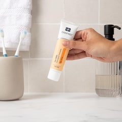 CariFree tubo en un entorno de baño transmitiendo uso rutinario cómodo