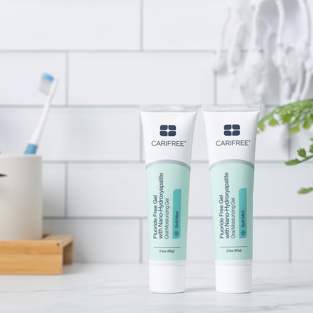 CariFree tubo en baño moderno transmitiendo uso diario y estética de producto