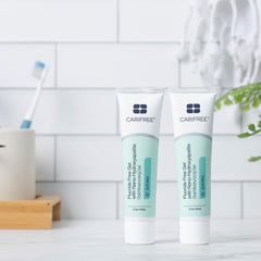 CariFree tubo en baño moderno transmitiendo uso diario y estética de producto
