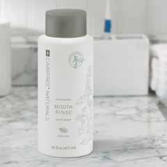 CariFree persona usando enjuague tras cepillado, sensación fresca y cómoda