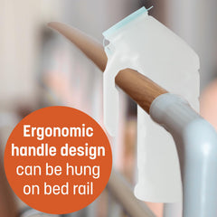 Caring orinal junto a una botella para mostrar tamaño y capacidad