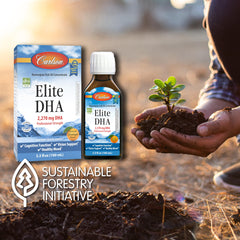 Cucharadita con Carlson Elite DHA lista para tomar, facilita dosificación precisa