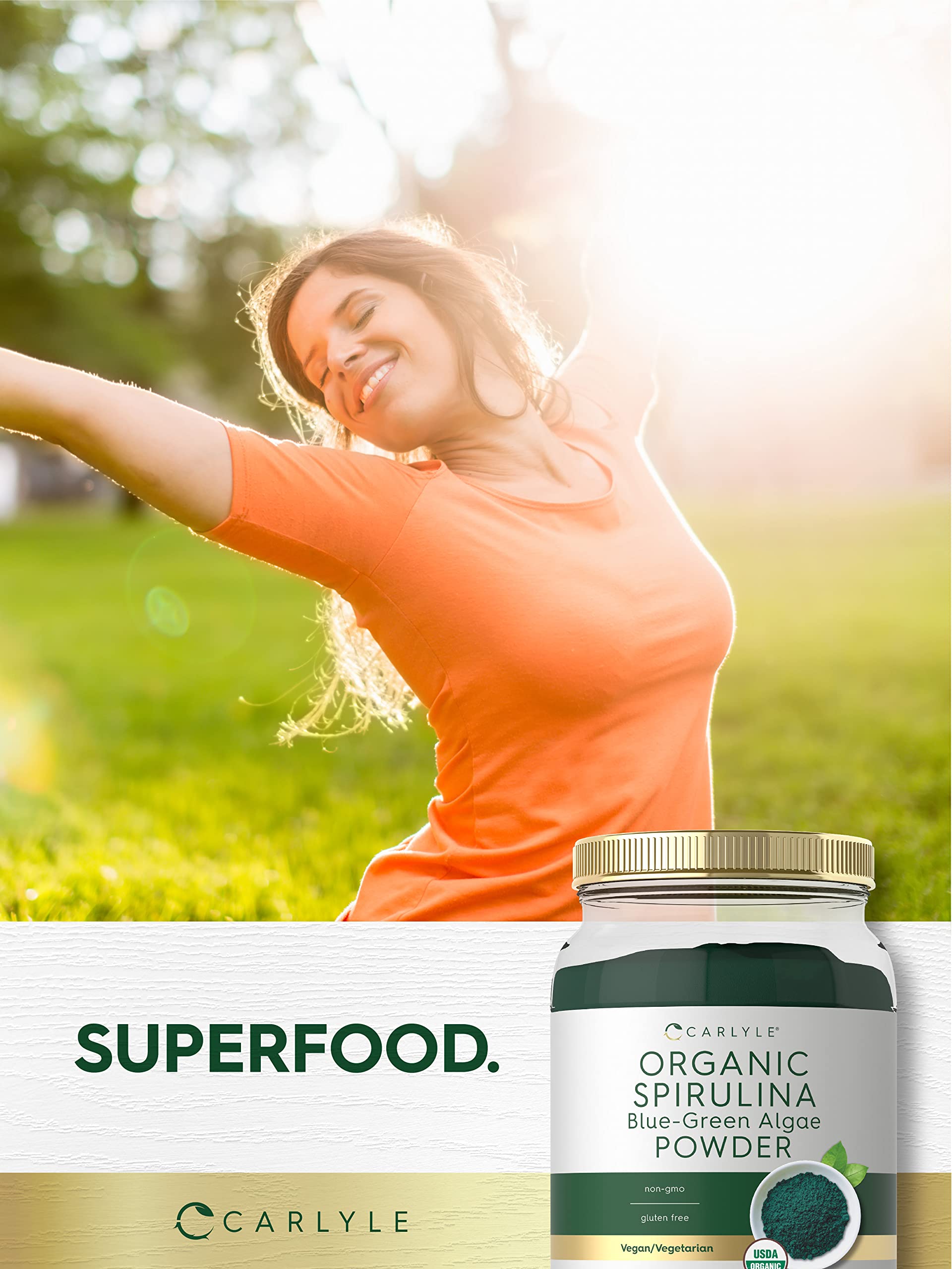 Carlyle polvo de spirulina en cocina junto a ingredientes para recetas saludables