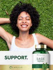 Carlyle hojas de salvia frescas junto al frasco para enfatizar origen vegetal