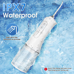Cemobene bajo la ducha demostrando protección IPX7 segura