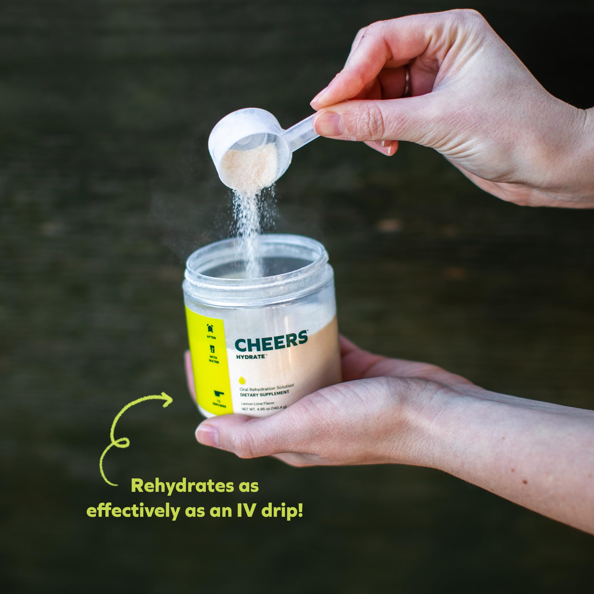cheers en uso vertiendo Hydrate en agua para reponer electrolitos rápidamente