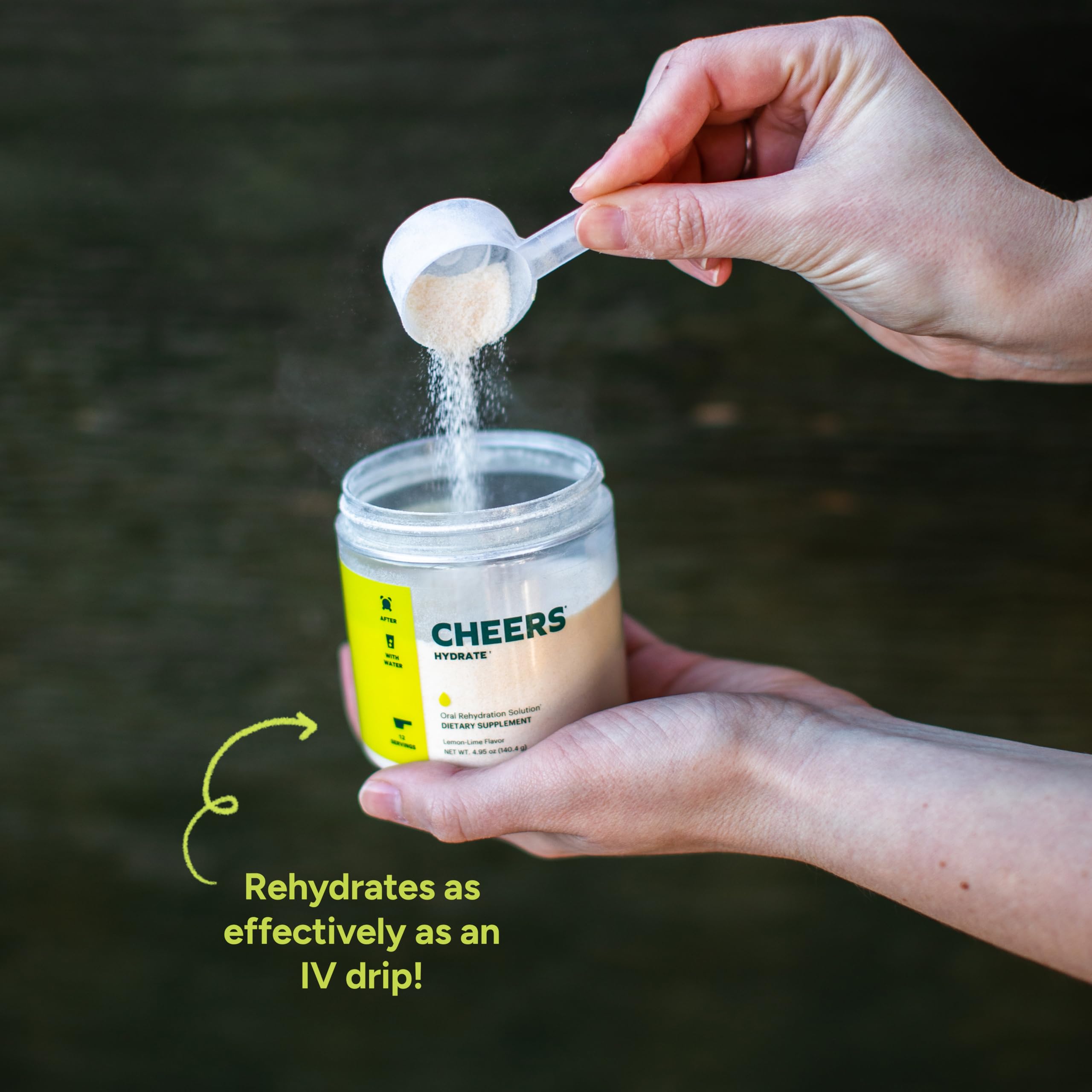 Persona bebiendo Cheers Hydrate tras entrenamiento, recuperación de electrolitos práctica