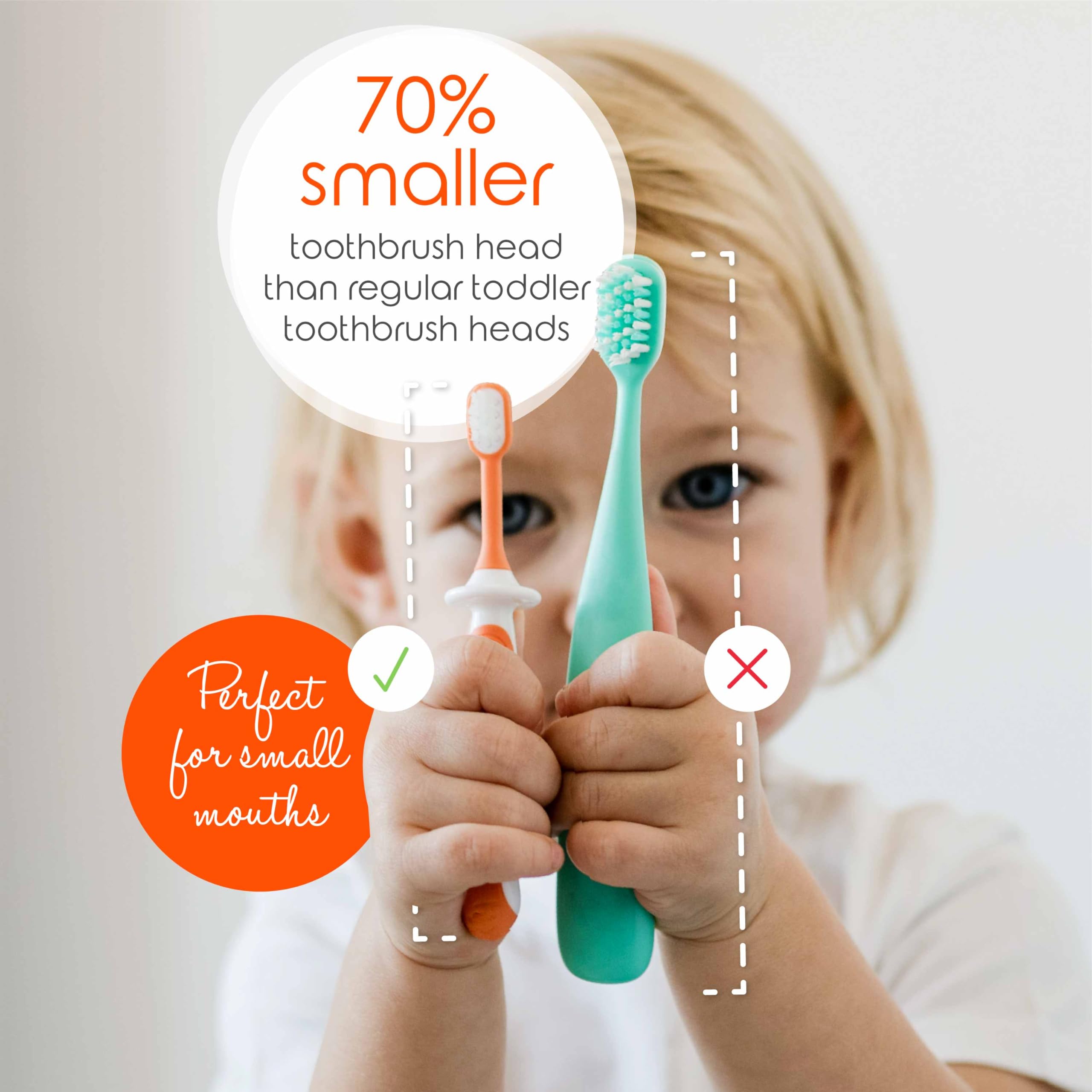 Cherish Baby Care niño sujetando cepillo para aprender a cepillarse