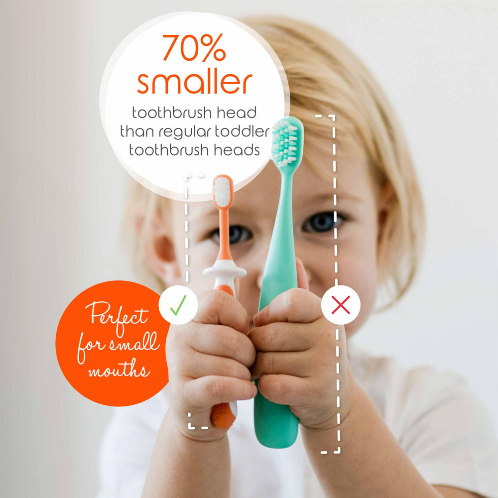 Cherish Baby Care niño sujetando cepillo para aprender a cepillarse