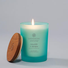 Chesapeake Bay Candle tapa con veta de madera colocada sobre el tarro, conserva aroma y decora
