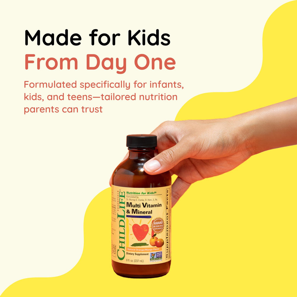 ChildLife Essentials líquido mango vertiéndose para apreciar color y consistencia