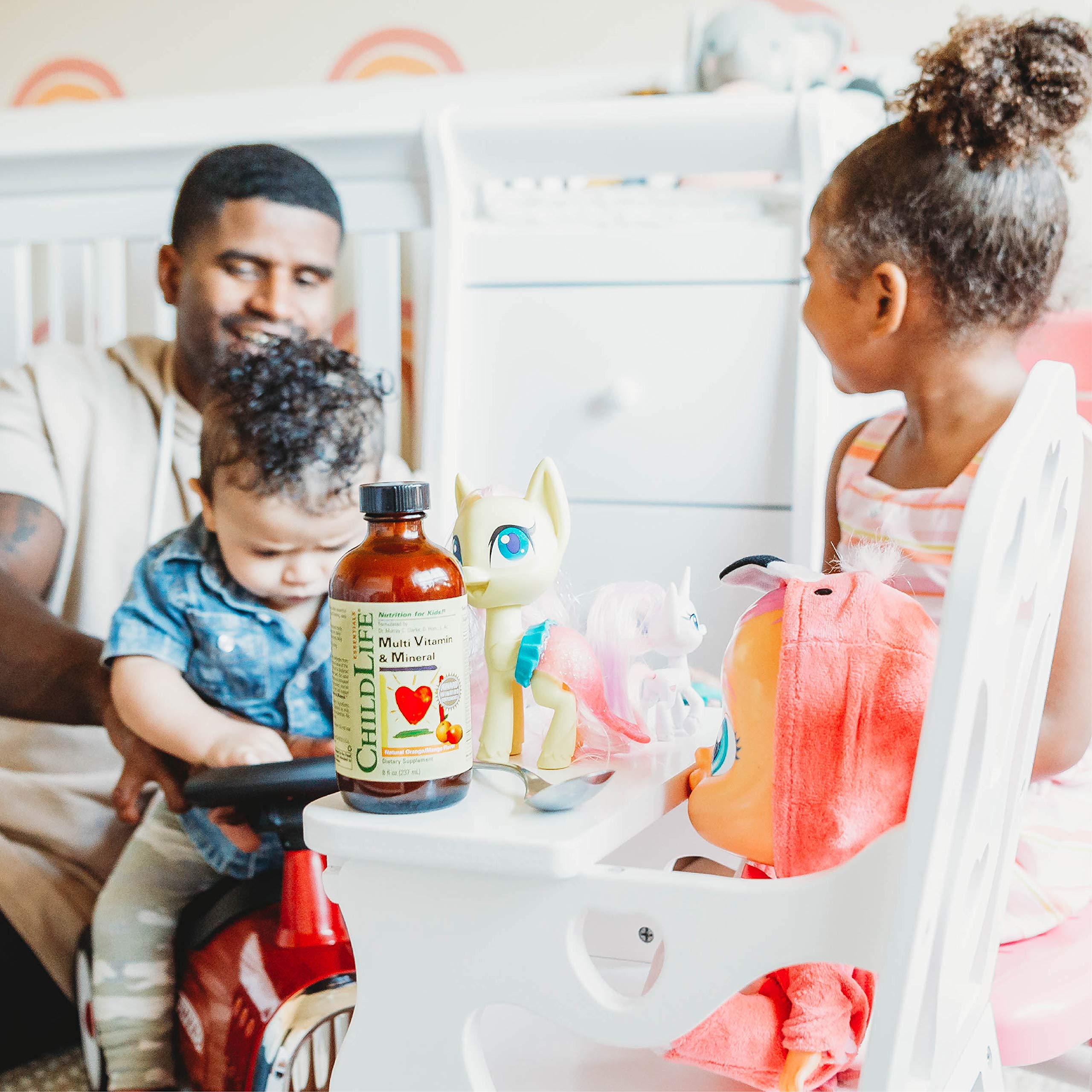 CHILDLIFE ESSENTIALS familia en cocina integrando suplemento rutinario