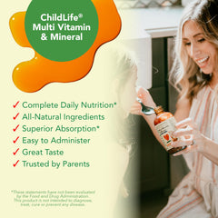 CHILDLIFE ESSENTIALS niño recibiendo suplemento con cucharita segura