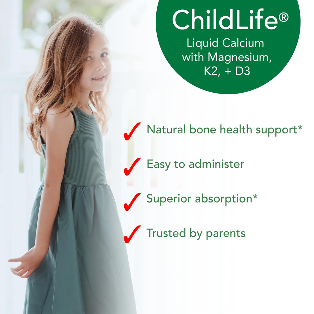 ChildLife Essentials líquido vertido en vaso para mezclar con leche o jugo rápidamente