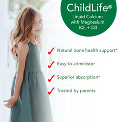 ChildLife Essentials líquido vertido en vaso para mezclar con leche o jugo rápidamente