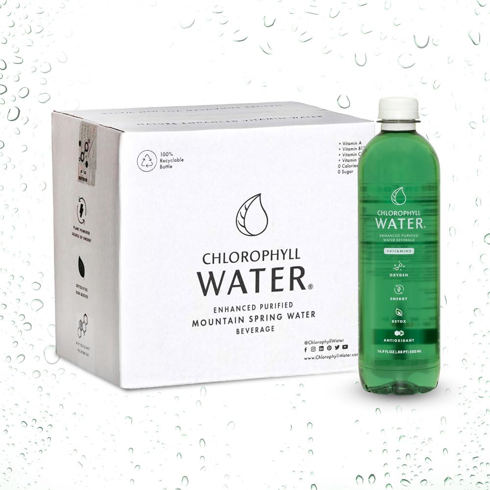 Chlorophyll Water botella sobre contenedor de reciclaje enfatizando rPET