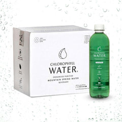 Chlorophyll Water botella sobre contenedor de reciclaje enfatizando rPET