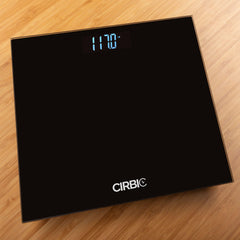 Comparación de tamaño Cirbic 11x11 pulgadas mostrando escala y uso en hogar