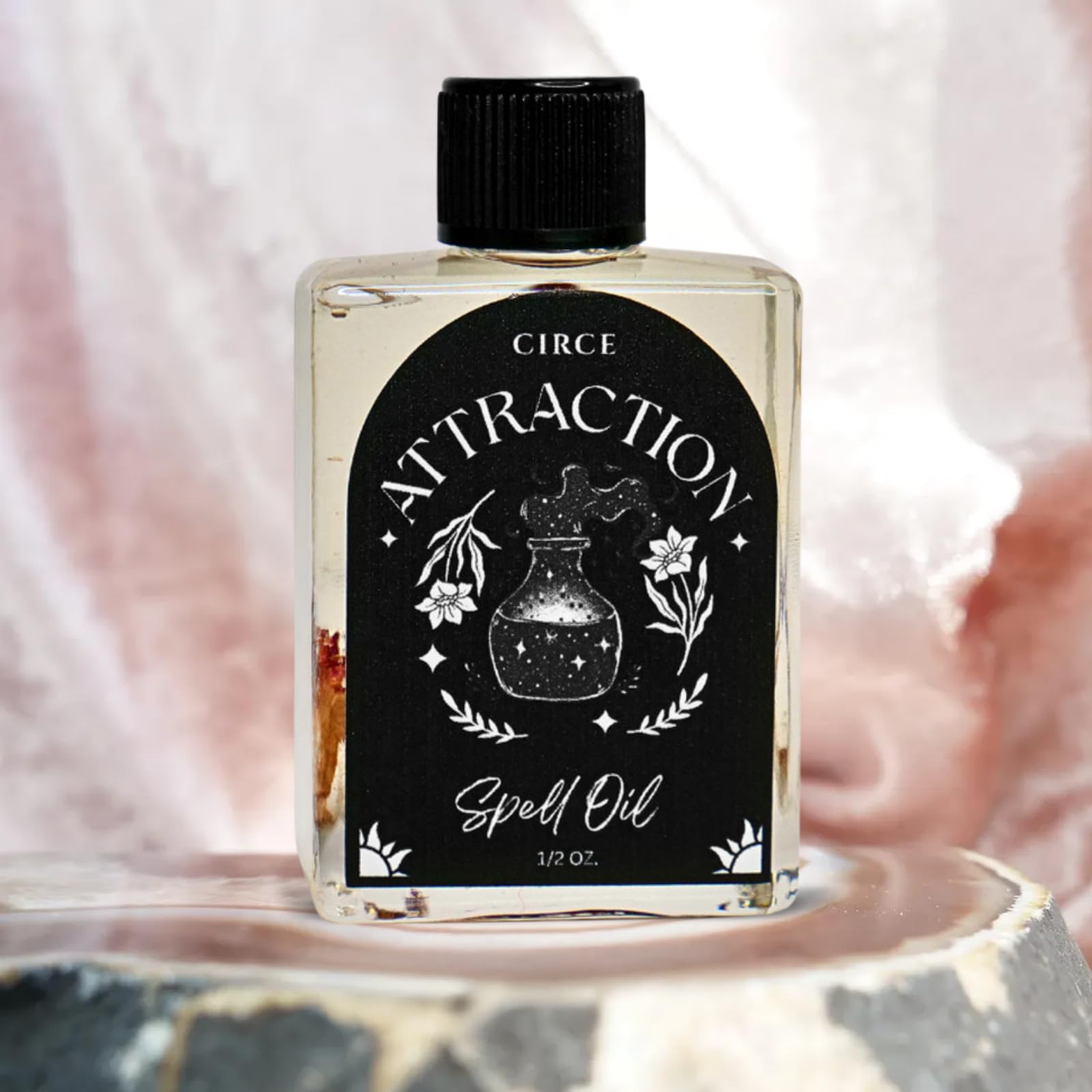 CIRCE aceite en ambiente hogareño con velas, crea energía cálida y acogedora