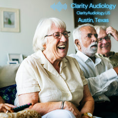 Clarity Audiology cuidador instalando filtro en entorno doméstico para mantenimiento rápido