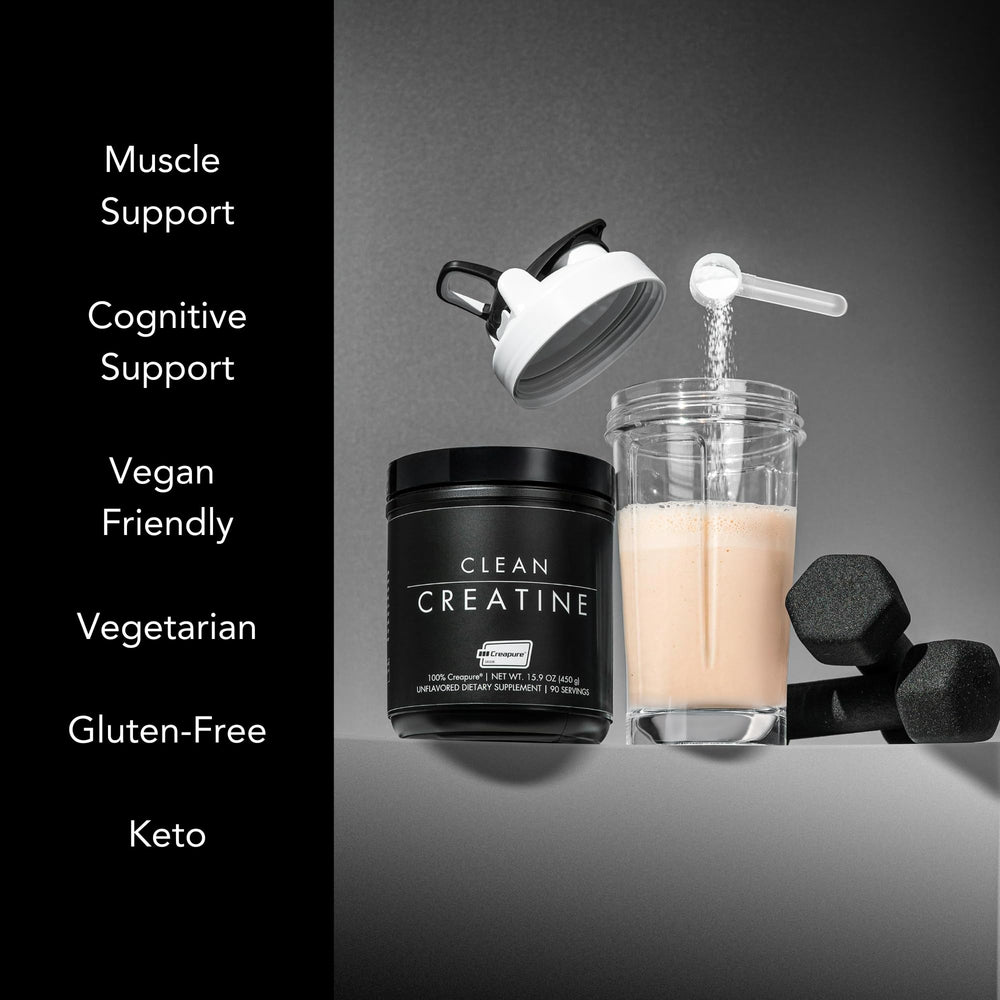 Deportista añadiendo CLEAN Creatine antes del entrenamiento y mejor enfoque