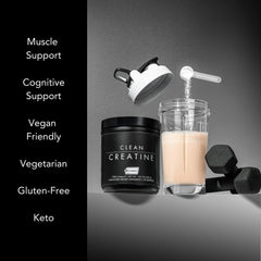 Deportista añadiendo CLEAN Creatine antes del entrenamiento y mejor enfoque