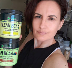 Vaso con mezcla limonada de CLEAN MACHINE demostrando disolución rápida y sabor refrescante