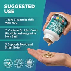 Cápsulas esparcidas en mesa en ambiente cotidiano mostrando uso diario de Clean Nutraceuticals