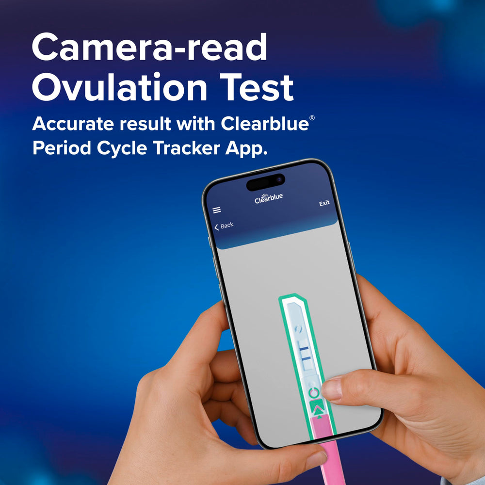 Tira Clearblue junto a una mano para comparar tamaño y facilitar su manejo