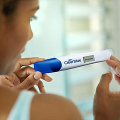 Clearblue prueba en un baño realista ofreciendo privacidad y conveniencia