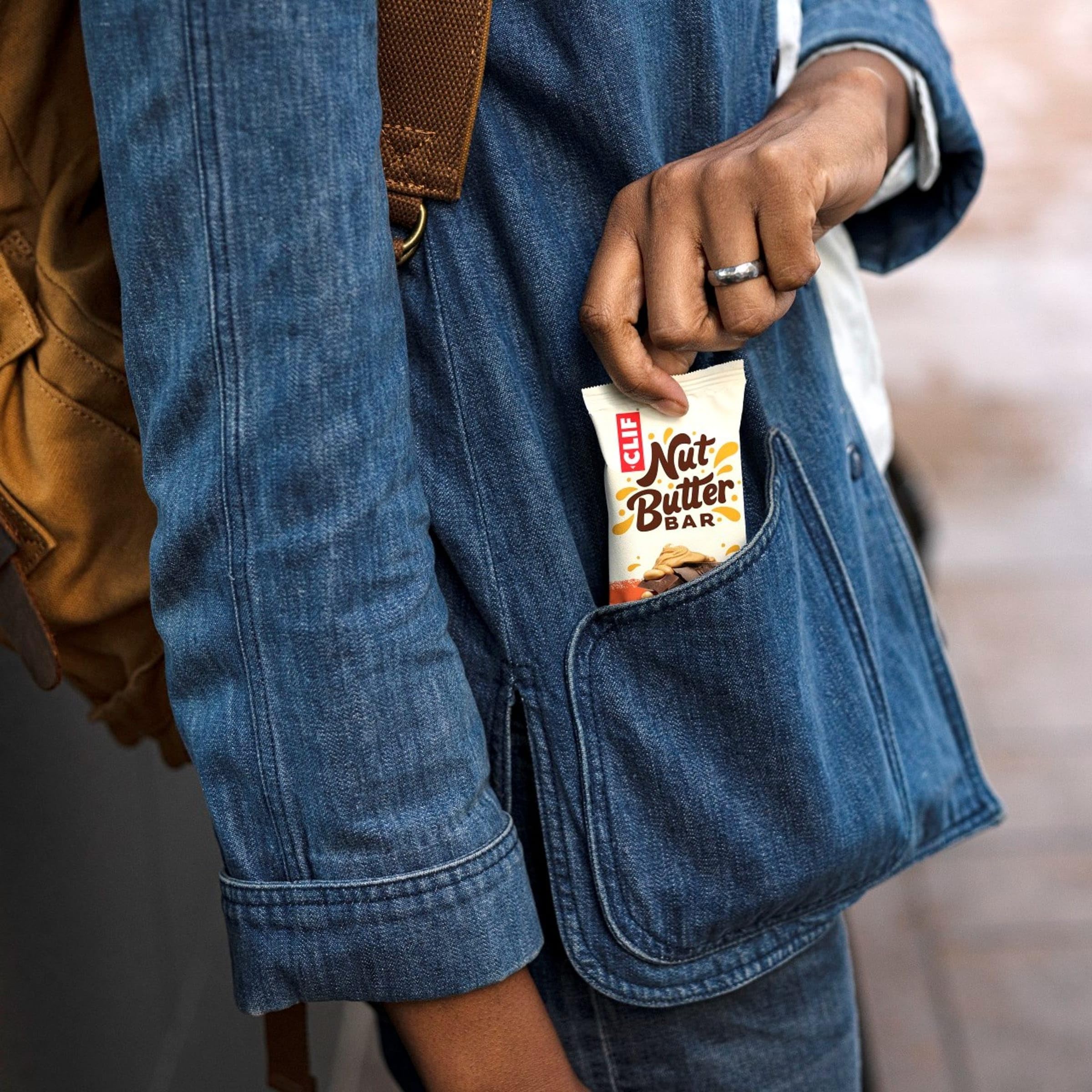 CLIF barra dentro de mochila urbana ideal para viajes