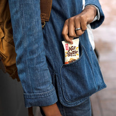 CLIF barra dentro de mochila urbana ideal para viajes