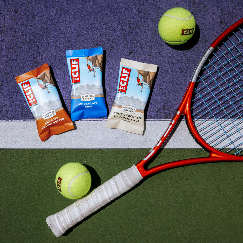 CLIF Bar ingredientes: avena orgánica y trozos de macadamia sobre fondo claro