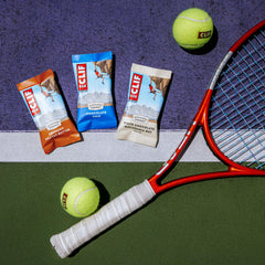 CLIF Bar ingredientes: avena orgánica y trozos de macadamia sobre fondo claro
