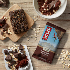 CLIF Bar servido en mesa de desayuno como alternativa nutritiva