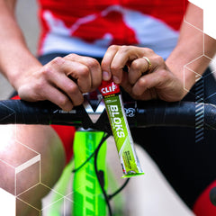 CLIF Bar escenario exterior con mochila y BloKS listos para ruta larga y resistencia