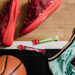 CLIF Bar atleta ciclista consumiendo BloKS para reponer carbohidratos y electrolitos