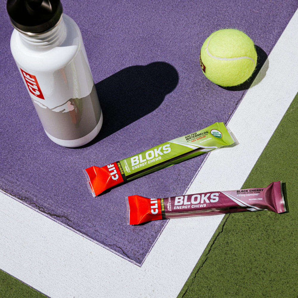 CLIF Bar cubito en mano para comparar tamaño y control de porciones en el entrenamiento